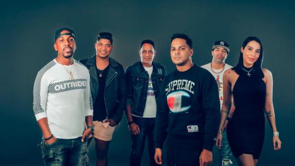 Chico Sandy junto al equipo de Alofoke Radio Show en 2020