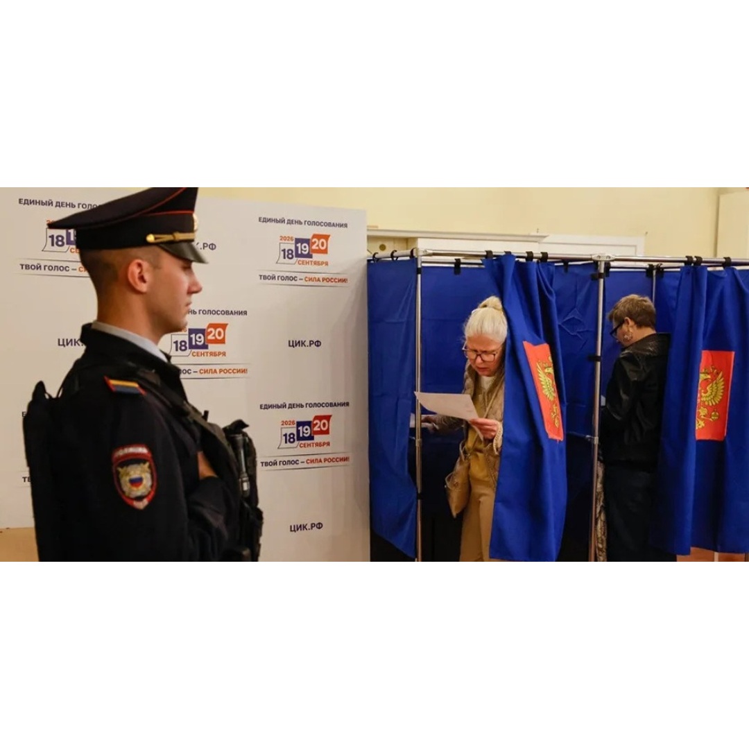 Electores en un centro de votación de Rusia
