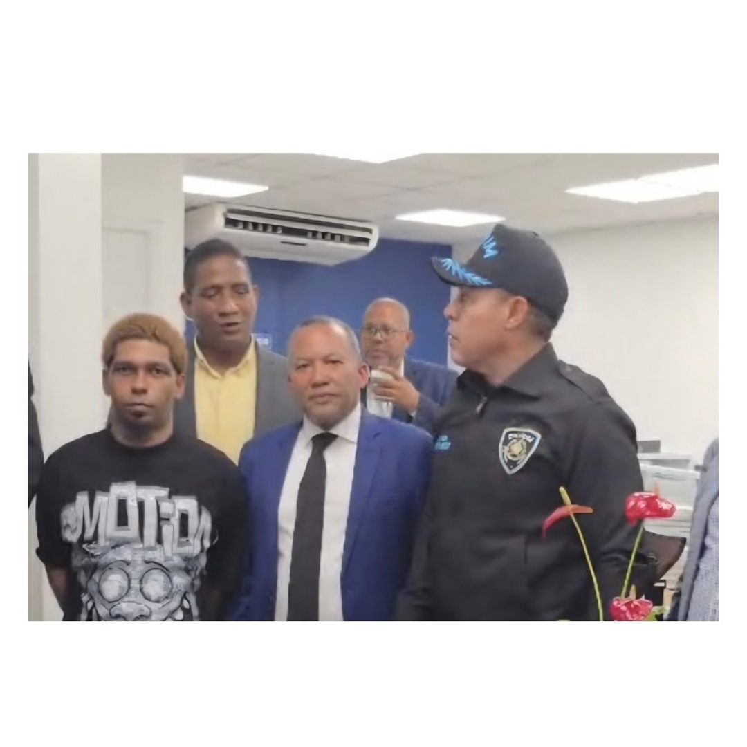 Juan Francisco Rodríguez, alias Chaparro, acompañado durante su presentación ante las autoridades