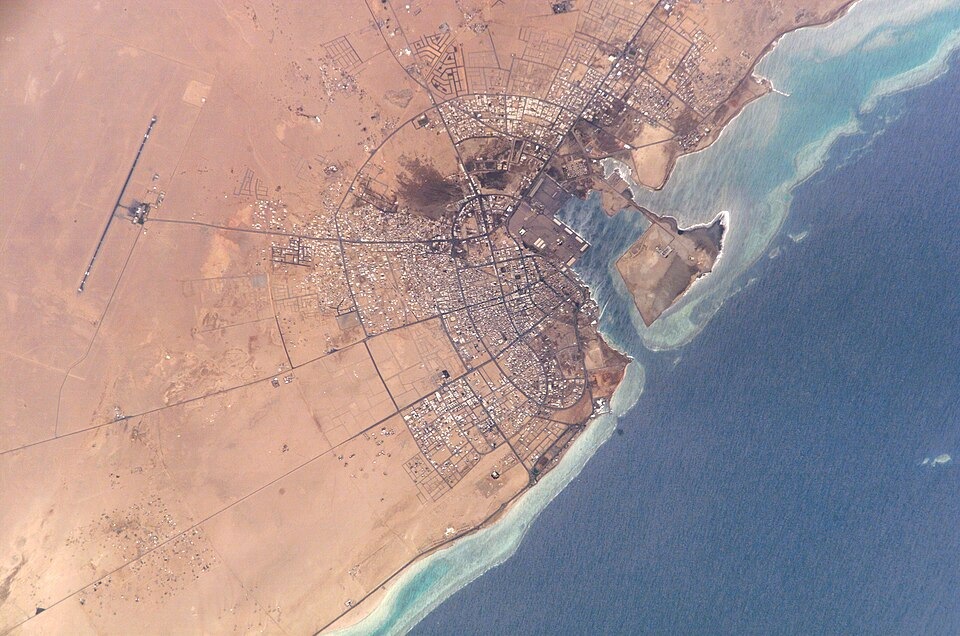 Vista de Yanbu desde la Estación Espacial Internacional, julio de 2002