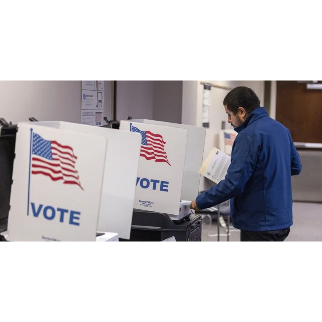 Elector en una cabina de votación en Estados Unidos