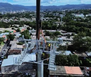 Montaje de una torre del metrocable en Zacamil, septiembre de 2026