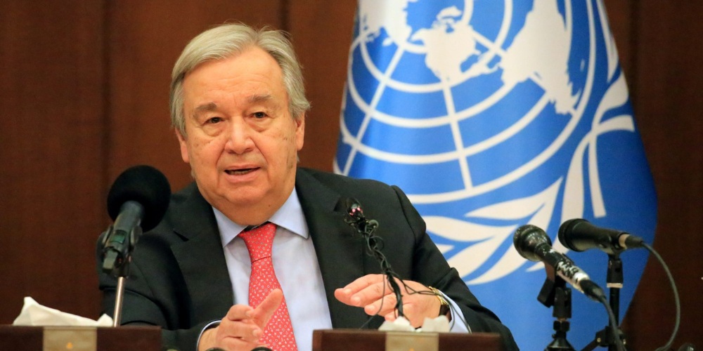 António Guterres ante una bandera de Naciones Unidas